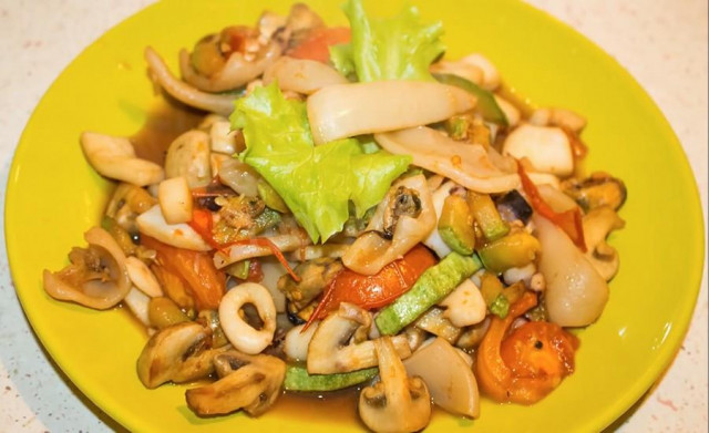 Saute vegetables with cuttlefish