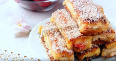 Sweet French toast rolls with strawberries