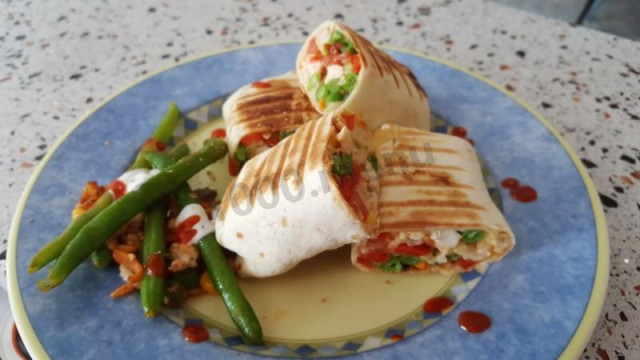 Burrito with chicken and string beans