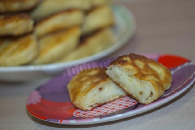 Pies with potatoes on kefir in a frying pan