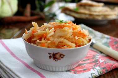 Cabbage salad with carrots and butter