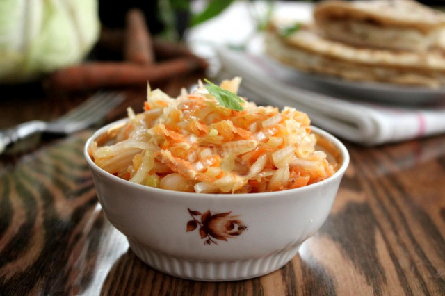 Cabbage salad with carrots and butter