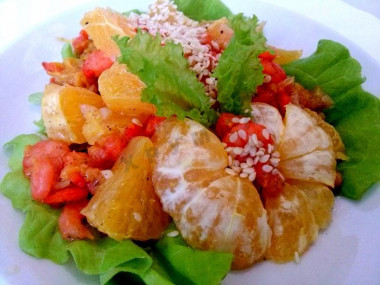 Salad with shrimp and oranges