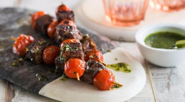Roast beef appetizer with cherry tomatoes and pesto