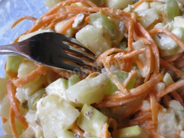 Celery salad with apple, yogurt and carrots