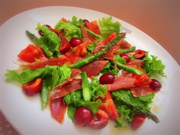 Salad with cherries and jamon based on Spanish motifs