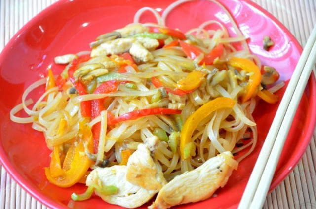 Rice noodles with zucchini and chicken