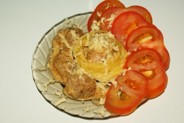 Meatballs in tomato and cream sauce