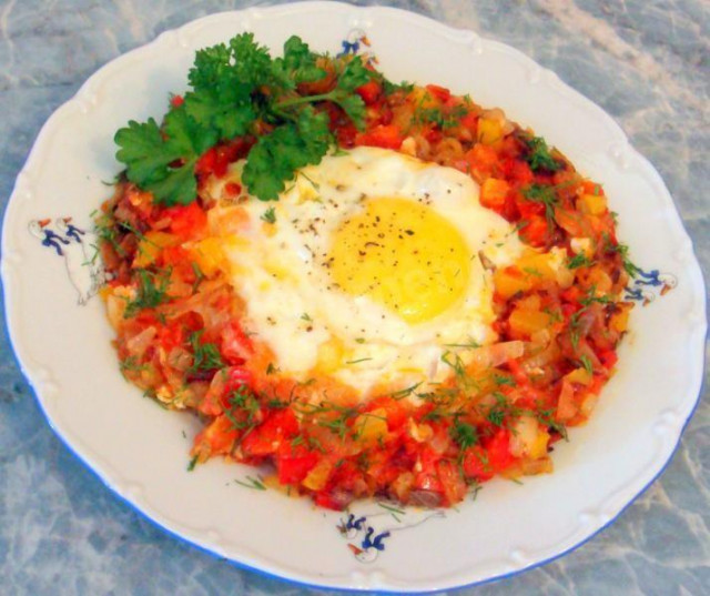 Fried eggs with vegetables and herbs