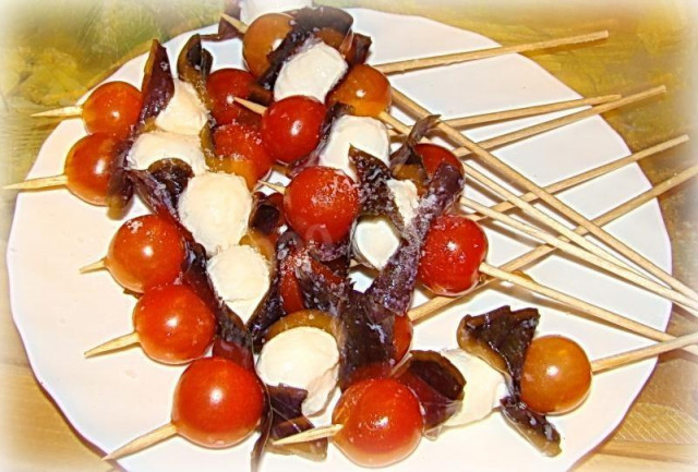 canapé appetizer of cherry tomatoes and cheese