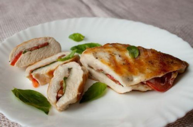Chicken breast with tomatoes and basil