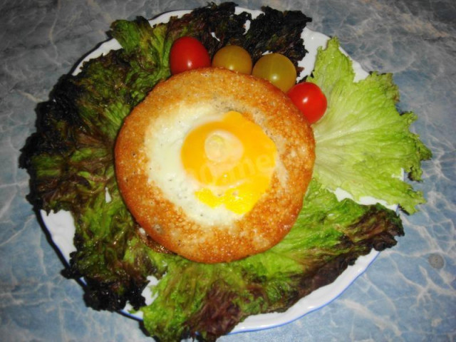 Fried eggs Relish in a slice of bread