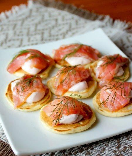 Mini pancakes with salmon and hot cream