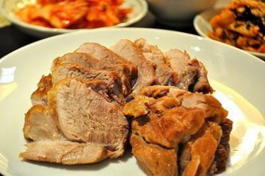 Homemade Pork with garlic is delicious and simple