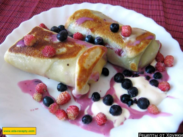 Pancakes with cottage cheese and sour cream