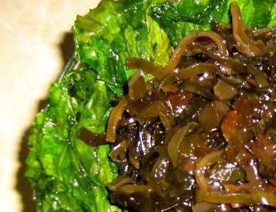 Seaweed salad with wine