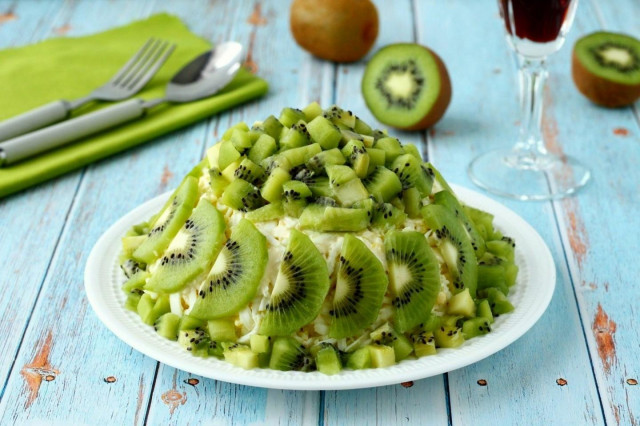 Emerald placer salad with kiwi and chicken