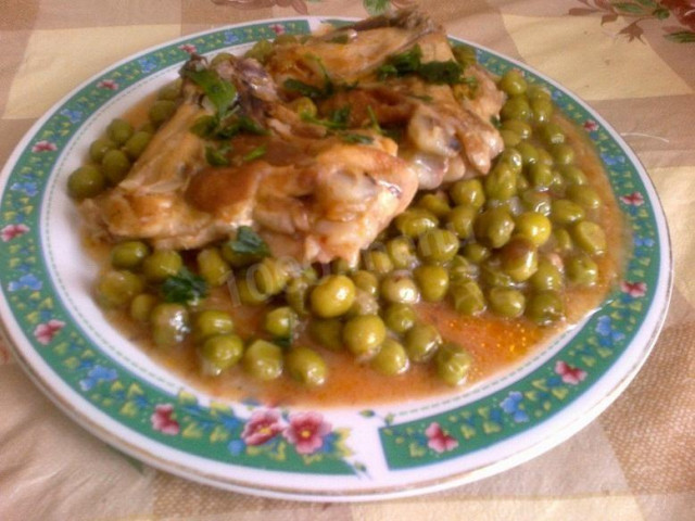 Stewed chicken with green peas