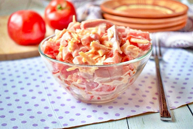 Salad with tomatoes and sausage