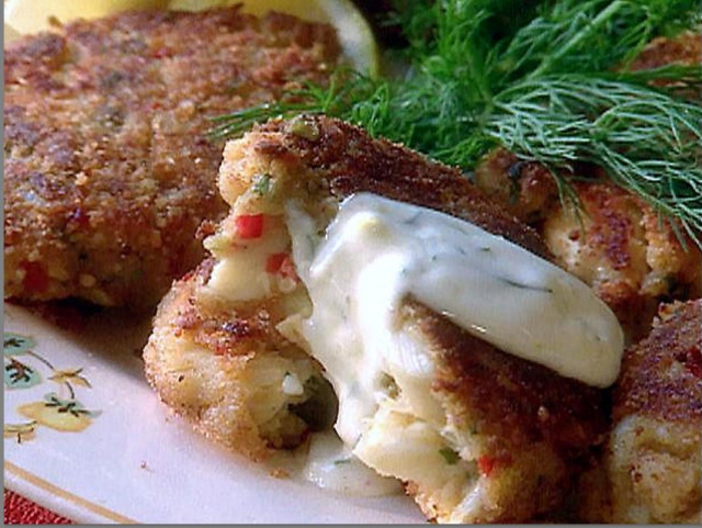Crab cakes with lemon-dill sauce