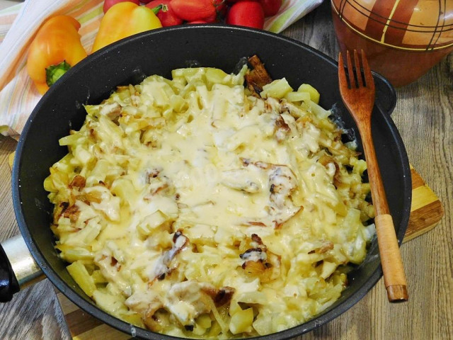 Fried potatoes with pork in cheese