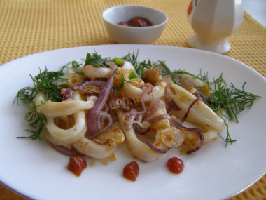 Fried squid in breadcrumbs with garlic and onion