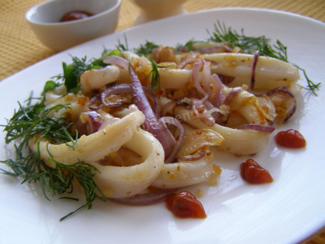 Fried squid in breadcrumbs with garlic and onion