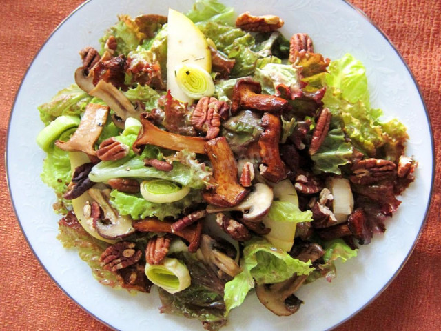 Salad with fried chanterelles