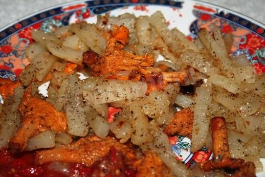 Fried chanterelles with potatoes