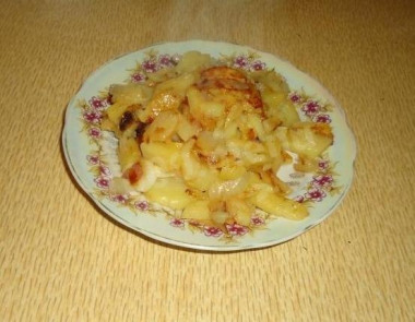 Fragrant potatoes fried in lard with onion