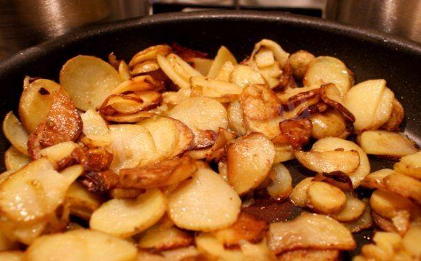 Fragrant potatoes fried in lard with onion