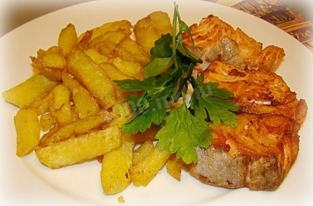 Fried salmon with potatoes