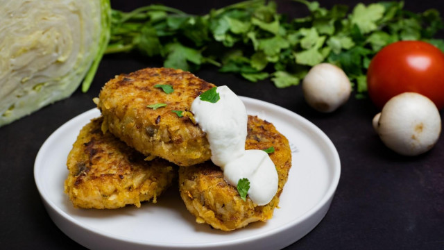 Cabbage patties with mushrooms and spices