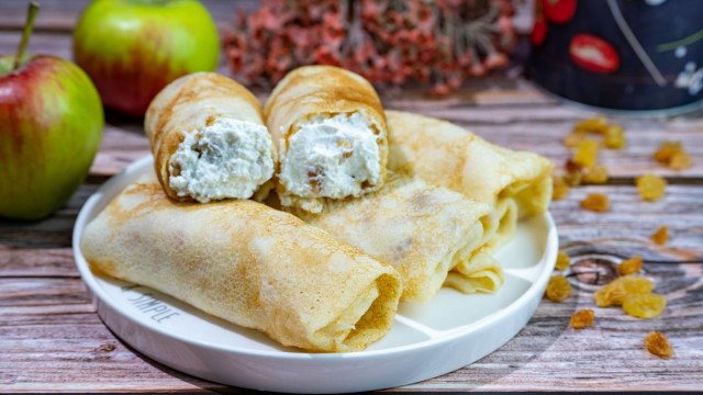 Stuffed pancakes with cottage cheese and raisins