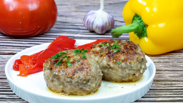 Minced meat cutlets with potatoes and onions