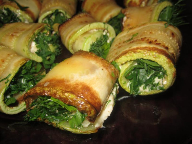 Zucchini rolls with melted cheese, mayonnaise and parsley
