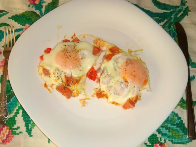 Fried eggs with onions, tomatoes and sausage