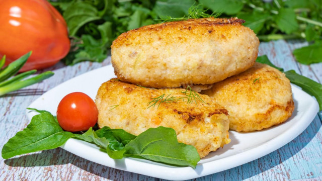 Minced fish cutlets with semolina in a frying pan