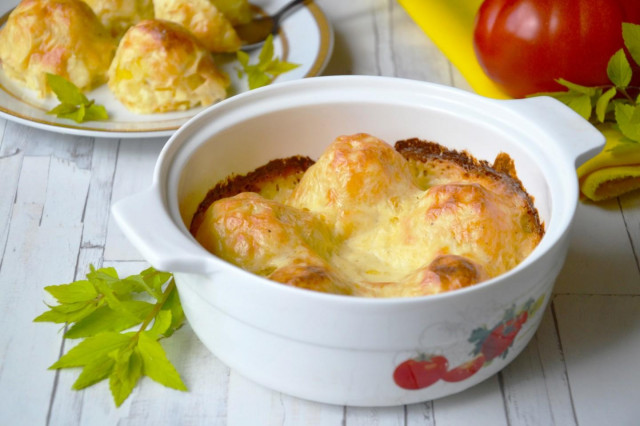 Boiled potatoes baked in the oven with cheese