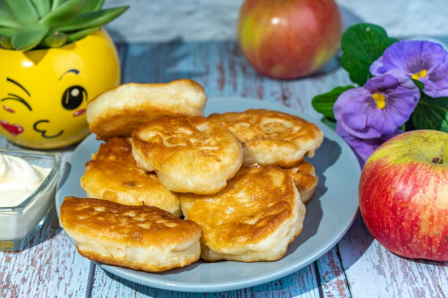 Pancakes with apple slices on kefir with soda
