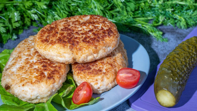 Minced chicken cutlets with nutmeg