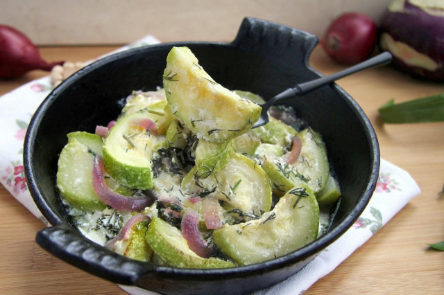 Young zucchini with onion and parsley with sour cream