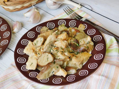 Chicken fillet in cream with mushrooms, garlic, onion