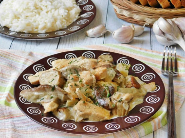 Chicken fillet in cream with mushrooms, garlic, onion