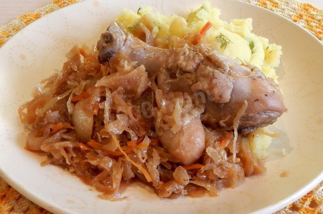 Sauerkraut stewed with chicken shanks