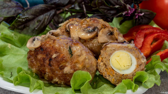 Cutlets with quail eggs and mushroom sauce in the oven