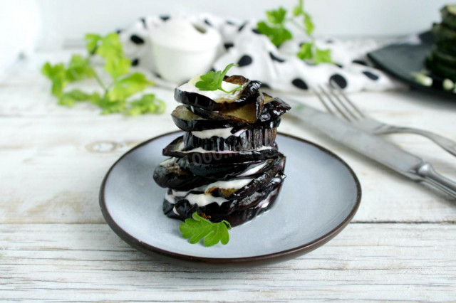 Eggplant tower with mayonnaise and garlic