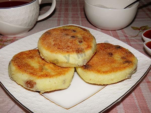 Cheesecakes with semolina and cottage cheese in slow cooker