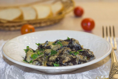 Mushrooms in sour cream with onions baked under cheese