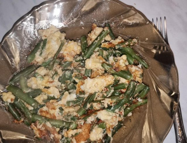 Eggs with string beans.
